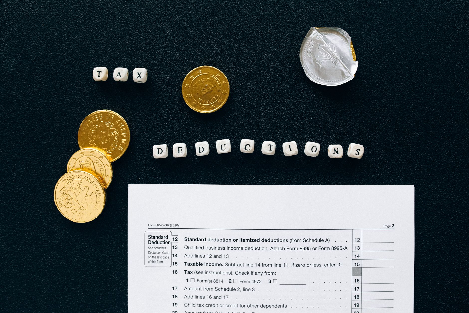 Pièces de monnaie et formulaire de déclaration d'impôts illustrant la déduction des frais réels