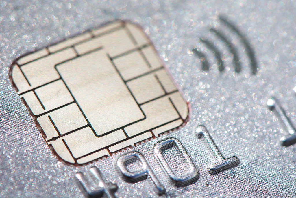 Carte bancaire en gros plan illustrant le changement de banque et la mobilité bancaire